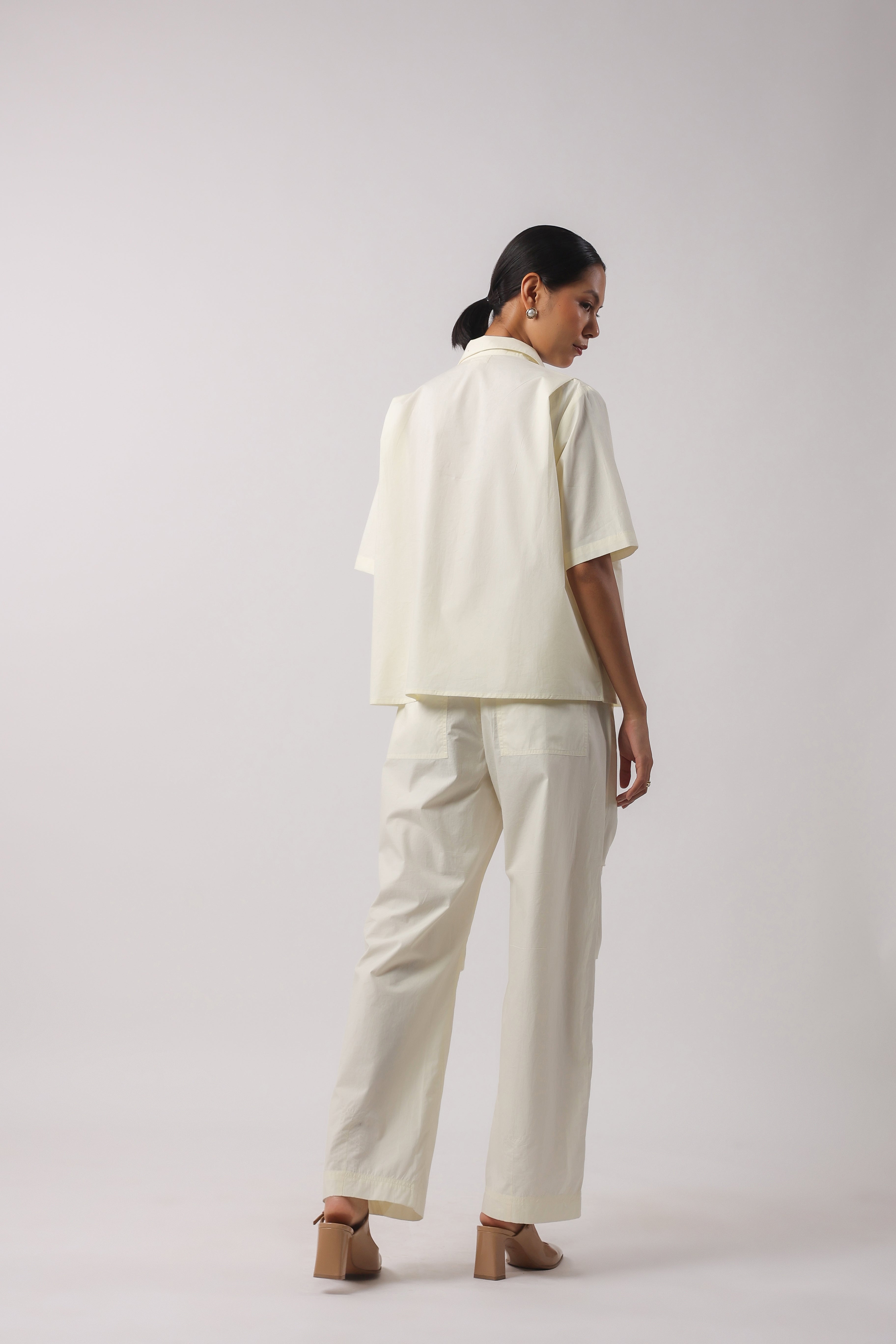 MUUN Women Off White Solid Cotton Half Sleeve Shirt Collar Co-Ord Set