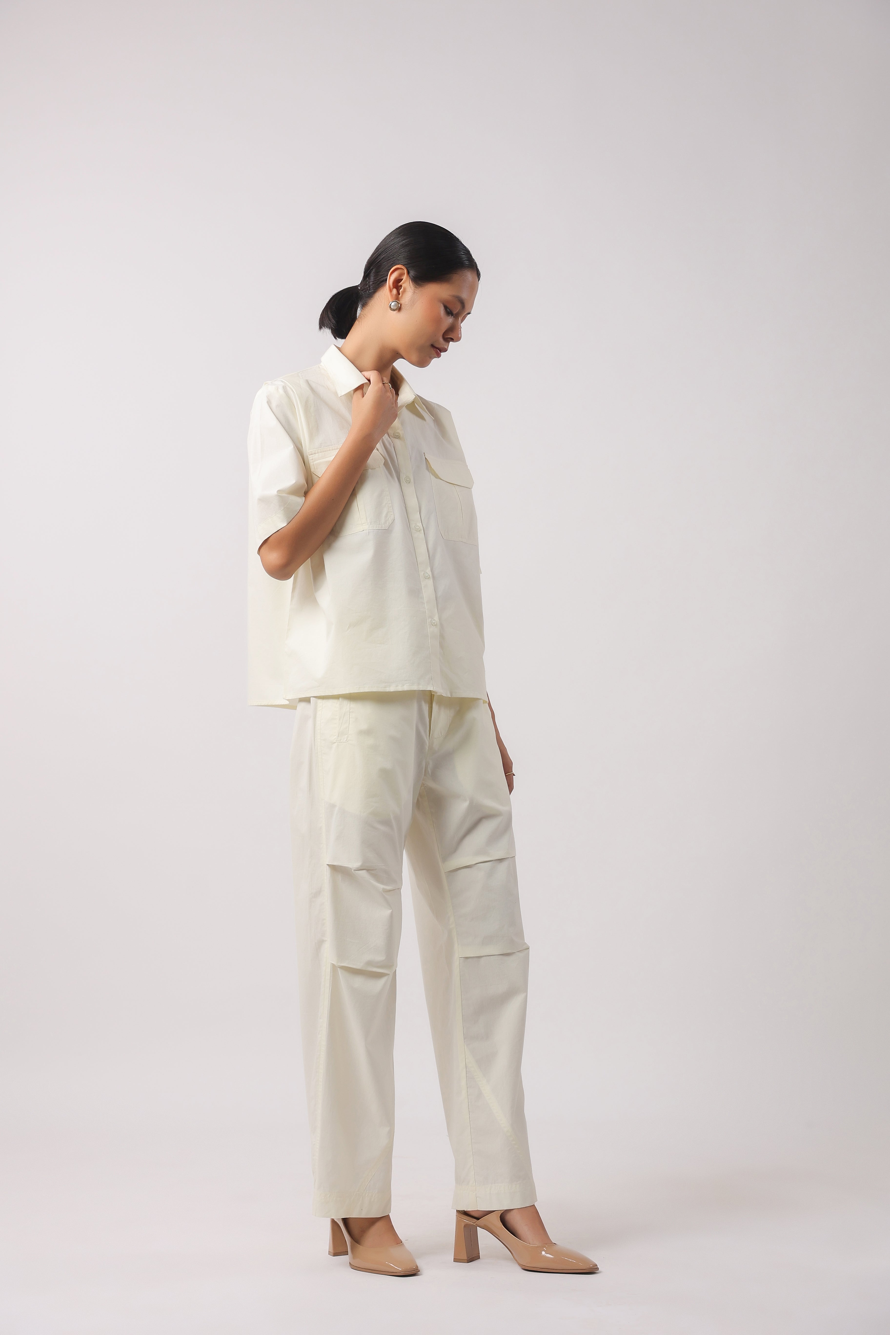 MUUN Women Off White Solid Cotton Half Sleeve Shirt Collar Co-Ord Set