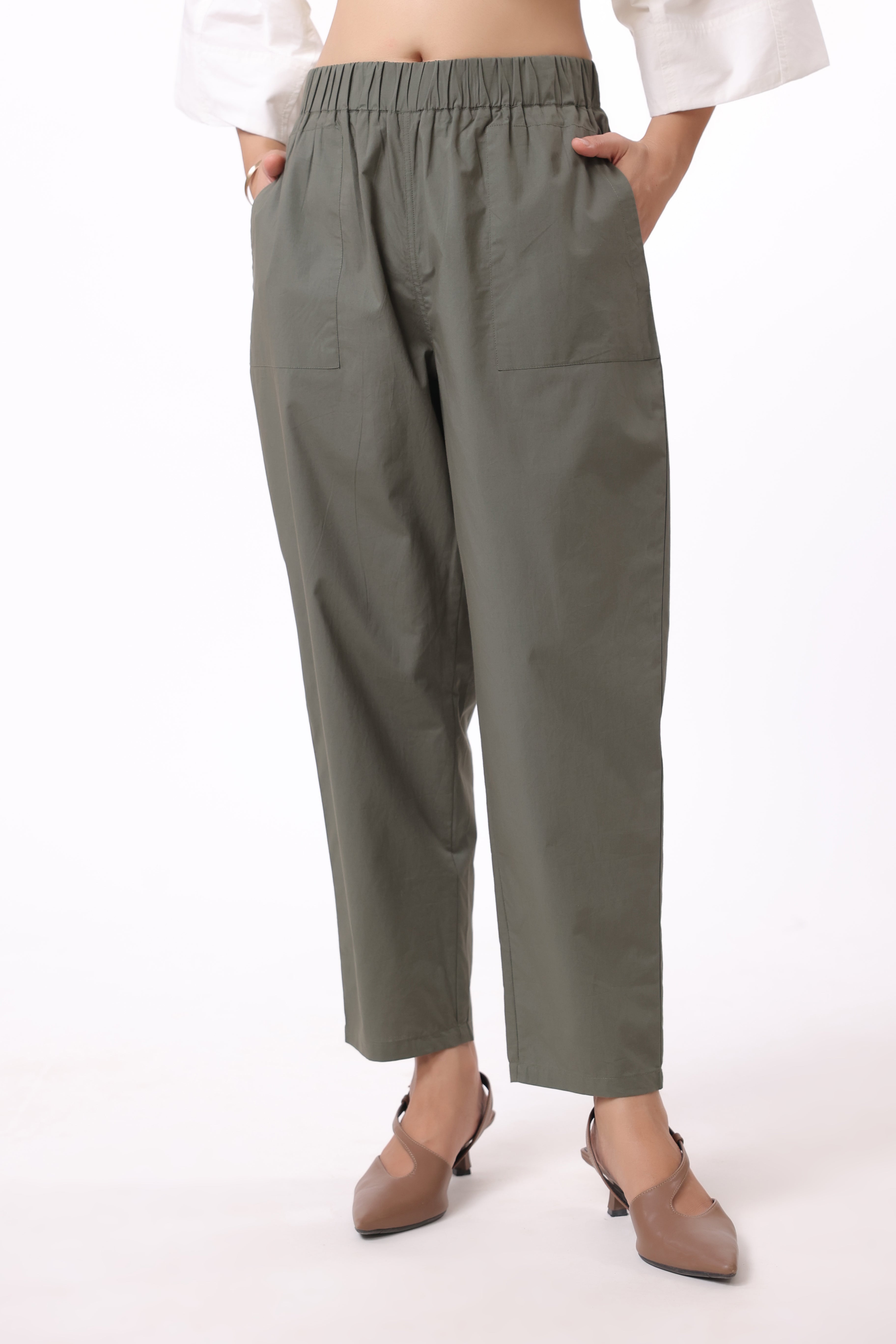 MUUN Women Green Solid Cotton Pant