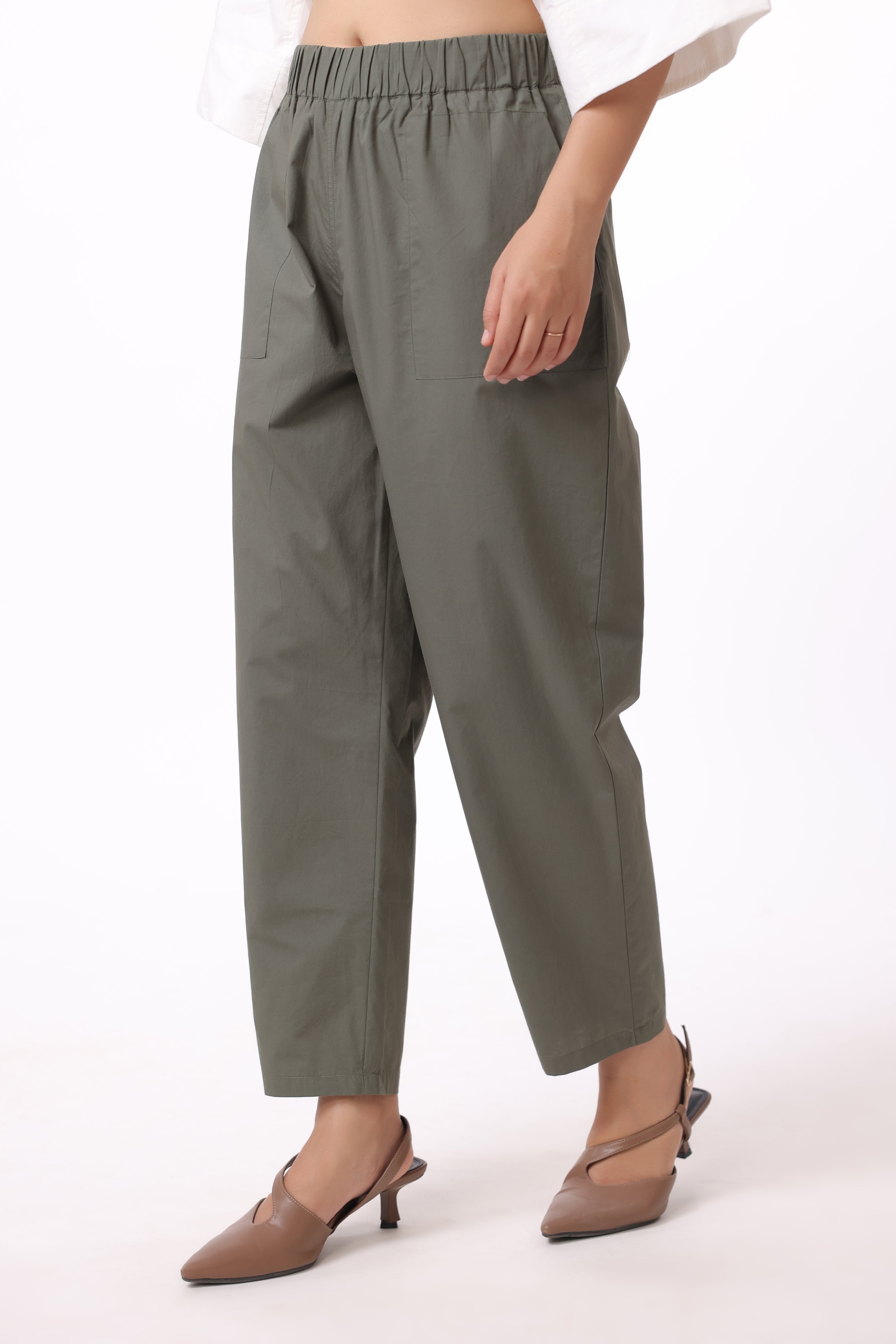 MUUN Women Green Solid Cotton Pant