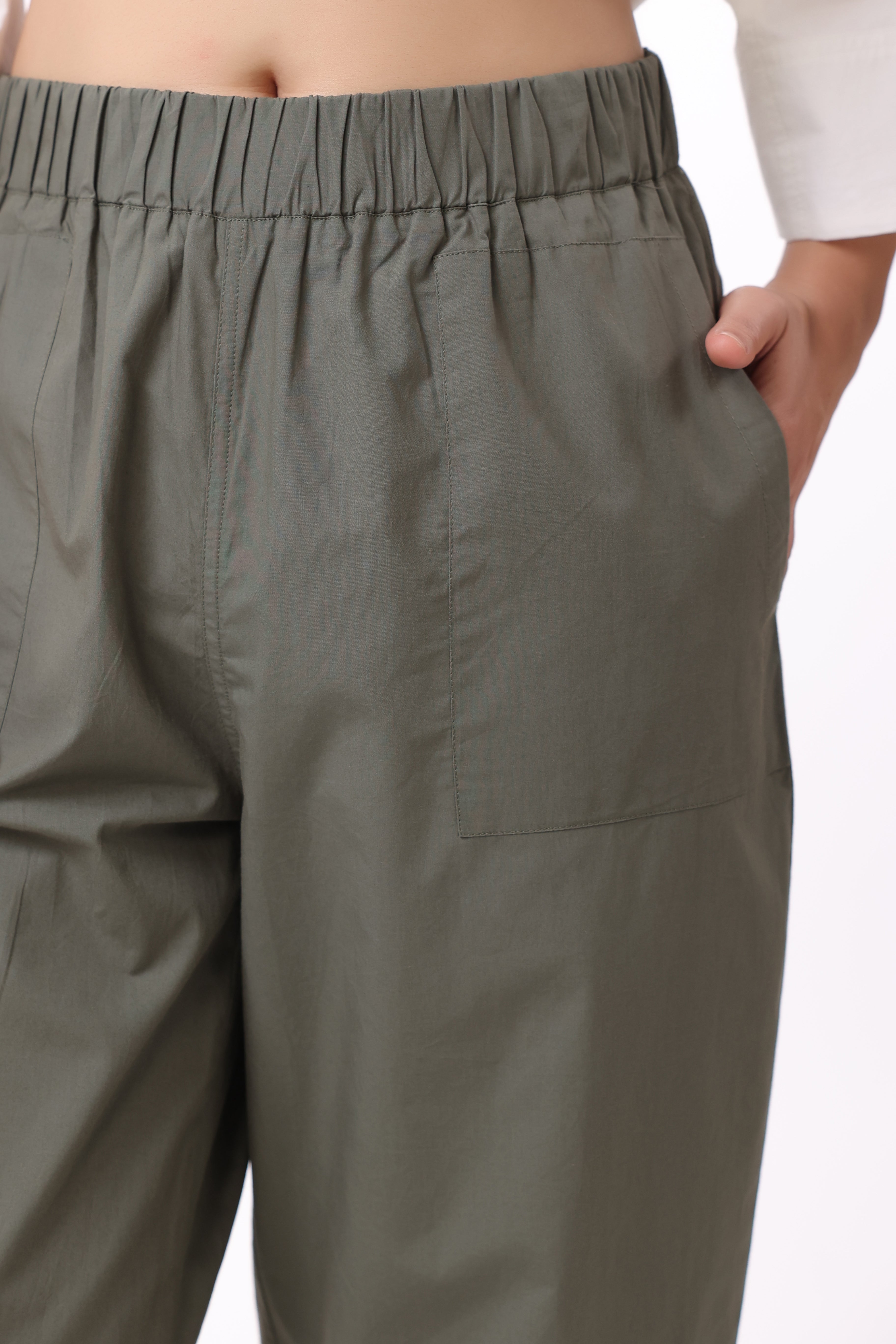 MUUN Women Green Solid Cotton Pant