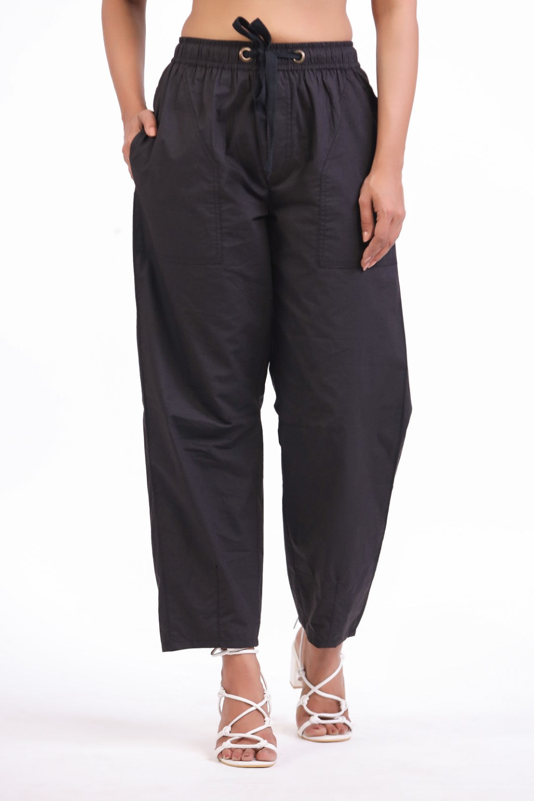 MUUN Women's Black Solid Cotton Pant