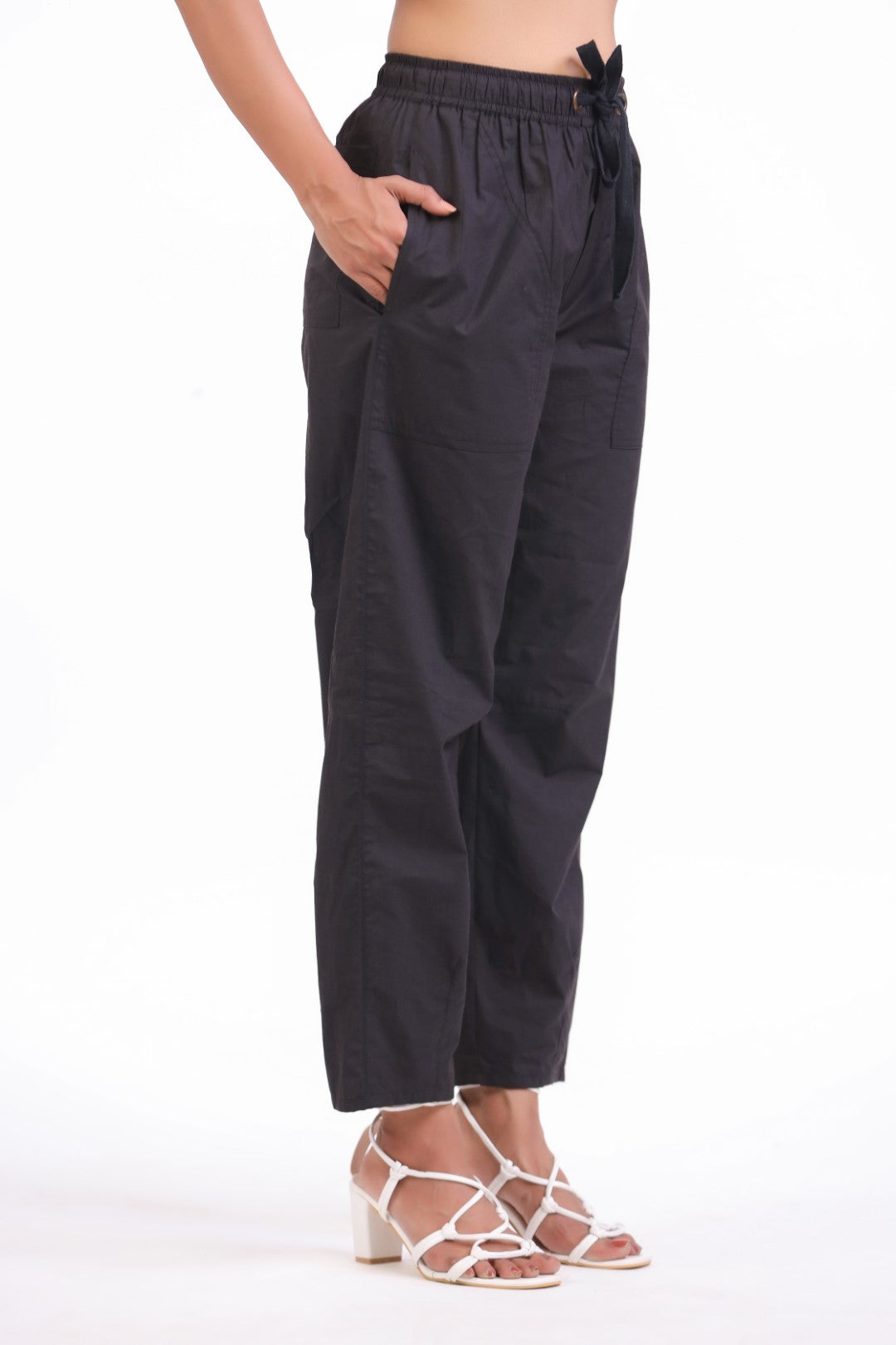 MUUN Women's Black Solid Cotton Pant
