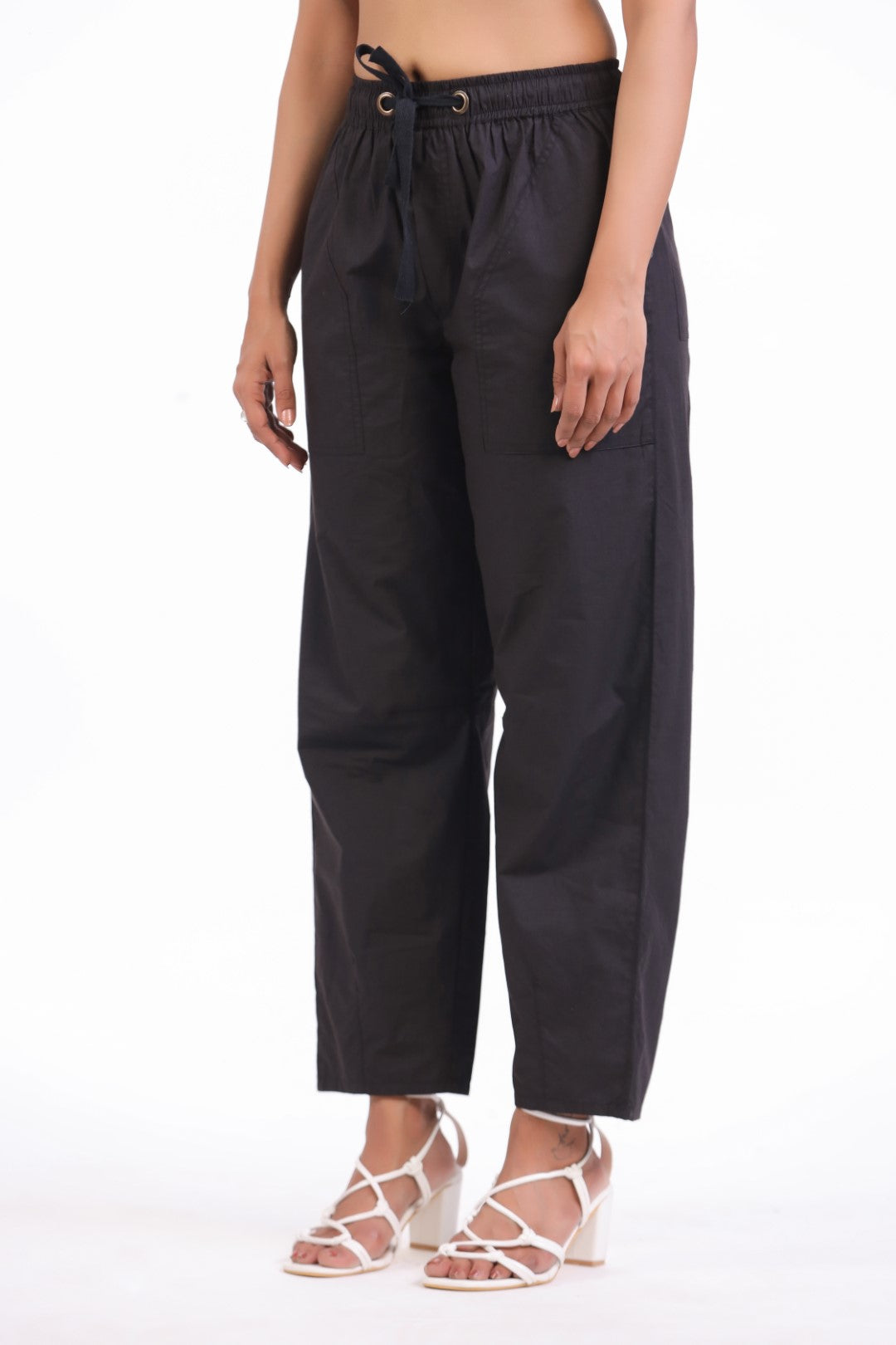 MUUN Women's Black Solid Cotton Pant